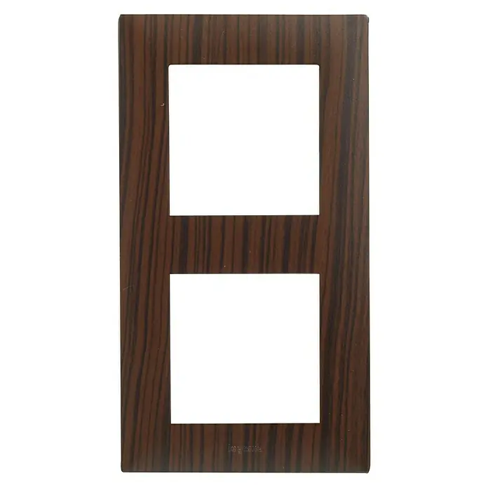 Legrand Niloé Step Marco - Madera, Modelo de mecanismos: x 2, Plástico, Instalar - Primer plano de una placa de pared Legrand doble de chapa de madera, con dos recortes rectangulares para dispositivos.