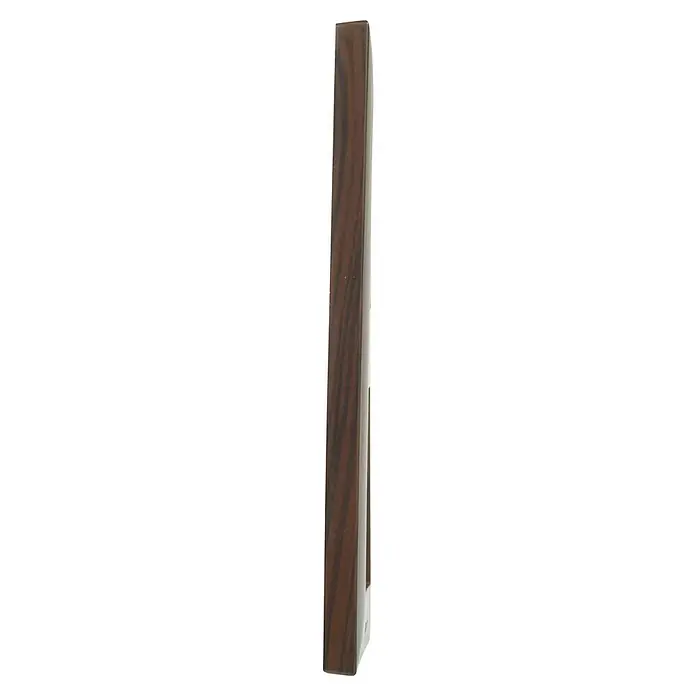 Legrand Niloé Step Marco - Madera, Modelo de mecanismos: x 2, Plástico, Instalar - Primer plano de un soporte para marco de fotos de madera, que muestra una veta marrón cálida y una construcción robusta, ideal para exhibiciones de mesa.