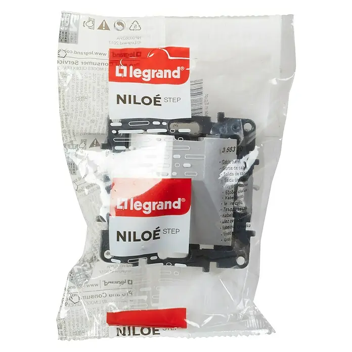 Legrand Niloé Step Pasacables - Aluminio, Diámetro: 12 cm - Embalaje de un enchufe Legrand Niloe Step.