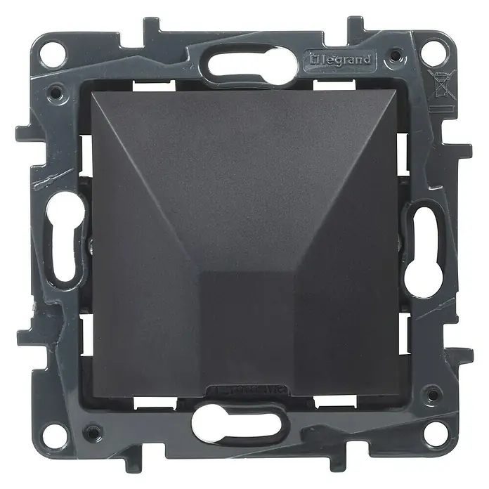 Legrand Niloé Step Pasacables - Antracita, Diámetro: 12 cm - Primer plano de un interruptor de luz Legrand antracita con forma cuadrada y botón piramidal, rodeado por un marco gris.