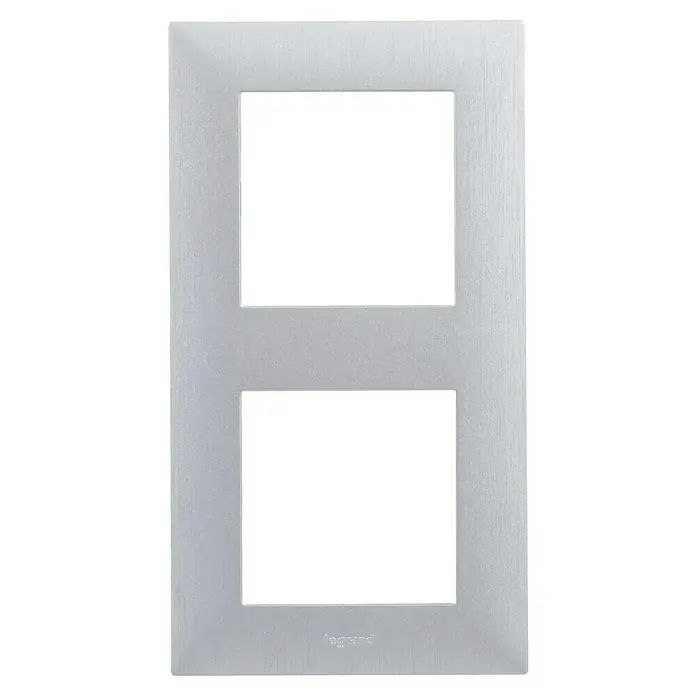 Legrand Niloé Step Marco - Plateado, Modelo de mecanismos: x 2, Plástico, Instalar - Placa de cubierta de doble marco plateada Legrand para combinaciones elegantes de interruptores de luz y enchufes, agregando un toque moderno a cualquier habitación.