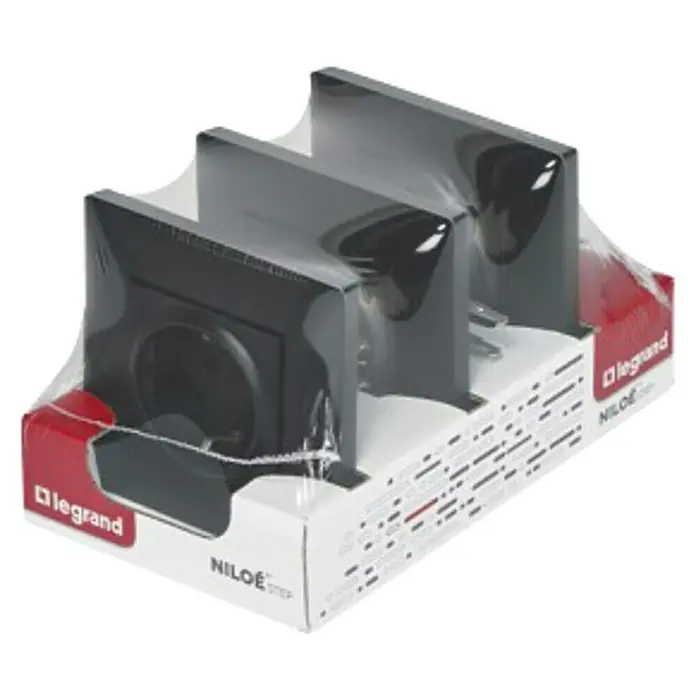 Legrand Niloé Step Enchufe Pack - Antracita, Colocar, IP20, 3 ud. - Primer plano de una toma de corriente triple Legrand empaquetada, modelo Niloe Step. Práctica toma múltiple para uso diario.