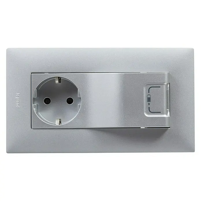 Legrand Niloé Step Enchufe con USB Combi - Gris, Plástico, Montaje en la pared - Toma de corriente plateada Legrand con cargador USB, que ofrece una solución de alimentación moderna y práctica.
