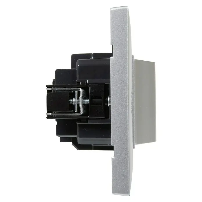 Legrand Niloé Step Enchufe con USB Combi - Gris, Plástico, Montaje en la pared - Vista lateral de un interruptor de luz con placa frontal plateada y mecanismo negro para montaje en pared.