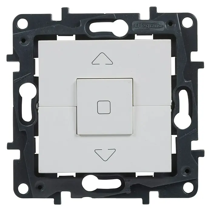 Legrand Niloé Step Interruptores para persianas - Blanco, Mate, Montaje en superficie - Un interruptor de persiana enrollable Legrand blanco con símbolos de subir, bajar y detener, incrustado en un marco gris. El dispositivo está diseñado para montaje en pared.