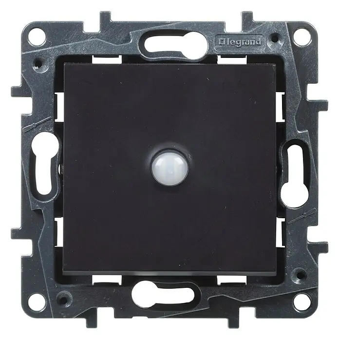 Legrand Niloé Step Interruptor de sensor inteligente - Antracita, x 1, Vertical, Instalar - Primer plano de un regulador de intensidad Legrand con placa frontal negra, con un botón blanco en el centro, enmarcado por un gris.
