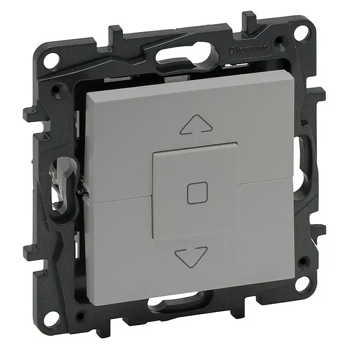 Legrand Niloé Step Interruptores para persianas - Aluminio, Mate, Montaje en superficie - Primer plano de un interruptor de persiana Legrand con flechas arriba y abajo, insertado en un marco gris.