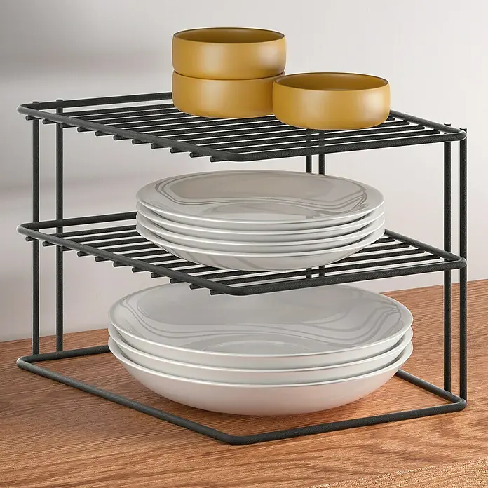 Metaltex Eckschrank-Einsatz - L x B x H: 25 x 25 x 19 cm, Schwarz - Küchenregal mit drei Ebenen, das gelbe Schüsseln und weiße Teller auf einer hölzernen Oberfläche hält.