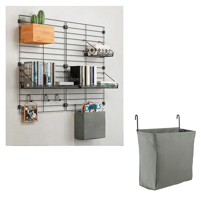 Metaltex Tasche Mural Line - L x B x H: 24 x 9 x 21 cm, Grau - Ein Regal mit einem Holzwürfel, Regalen und einer grauen Aufbewahrungstasche, die an einer Gitterwand hängen.