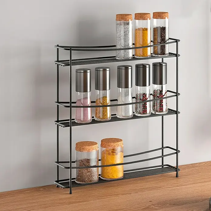 Metaltex Gewürzregal - L x B x H: 35 x 7 x 37 cm, Anzahl Böden: 3 Stk., Schwarz - Ein dreistufiges Gewürzregal aus schwarzem Metall mit verschiedenen Gewürzen in Glasbehältern, die auf einer Holzoberfläche stehen.