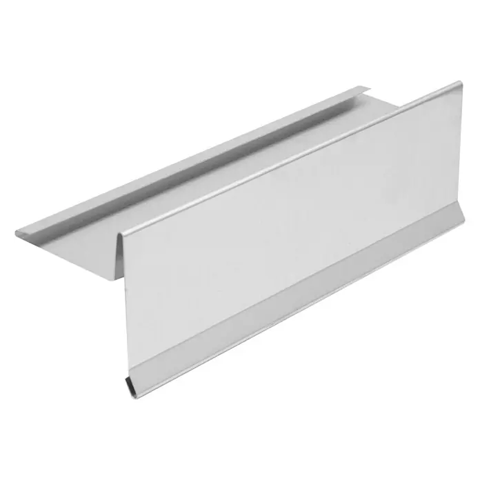 Sarei Ortblech - Wasserfalz, Aluminium, Länge: 1.000 mm - Nahaufnahme eines silbernen Regaletikettenhalters, der für eine klare Warenbeschriftung im Einzelhandel sorgt.\n