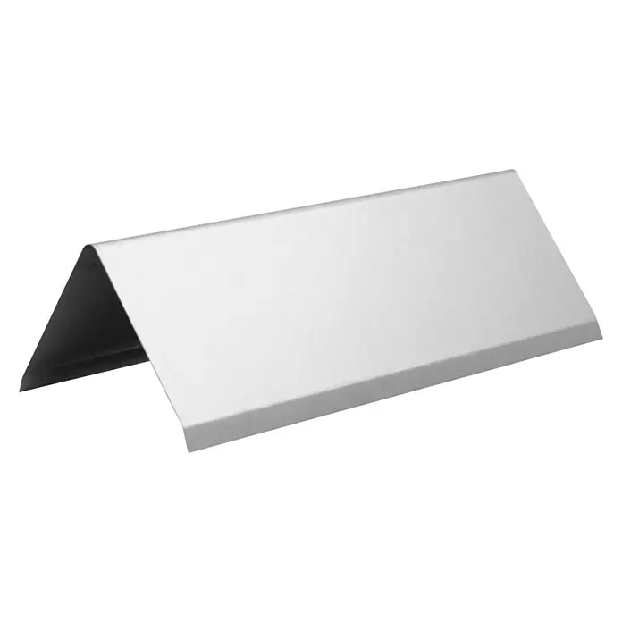 Sarei Firstblech - 1.000 x 125 x 125 mm, Aluminium - Profilansicht eines strahlend weißen, dreieckigen Dachblechs, das ein modernes und sauberes Design für Bauprojekte bietet.