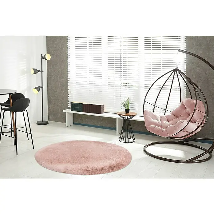 Fellteppich Happy - Rosa, Durchmesser: 160 cm, 100 % Polyester (Flor) - Ein weicher, runder rosa Teppich liegt in einem modern eingerichteten Raum und verleiht dem Interieur eine warme Note.