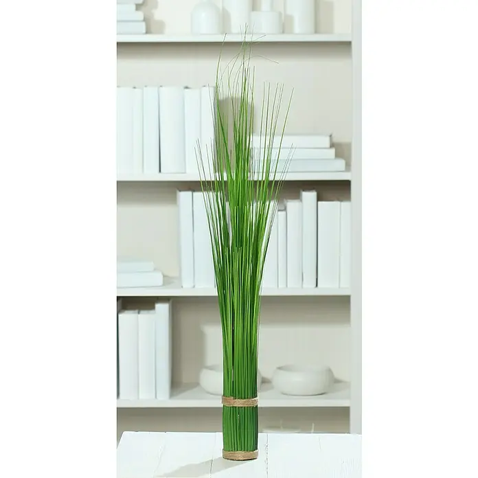 Kunstpflanze Stehgras-Bündel - Höhe: 60 cm, Kunststoff - Dekorative grüne Grasbüschel mit rustikaler Bindung für eine natürliche Note. Das Gras ist ein Blickfang auf der weißen Kommode vor dem weißen Bücherregal.
