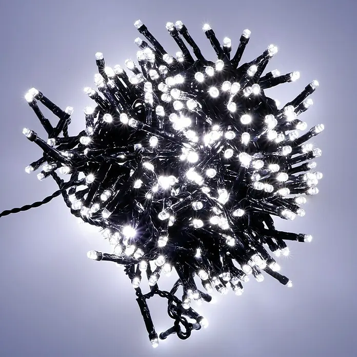 Tween Light Guirnalda luminosa LED - Para exterior, Color de luz: Blanco frío, Número de bombillas: 200 ud., Funcionamiento en red - Un montón de luces de cadena, con forma de bola. Las luces brillan intensamente contra un fondo azul-gris pálido.