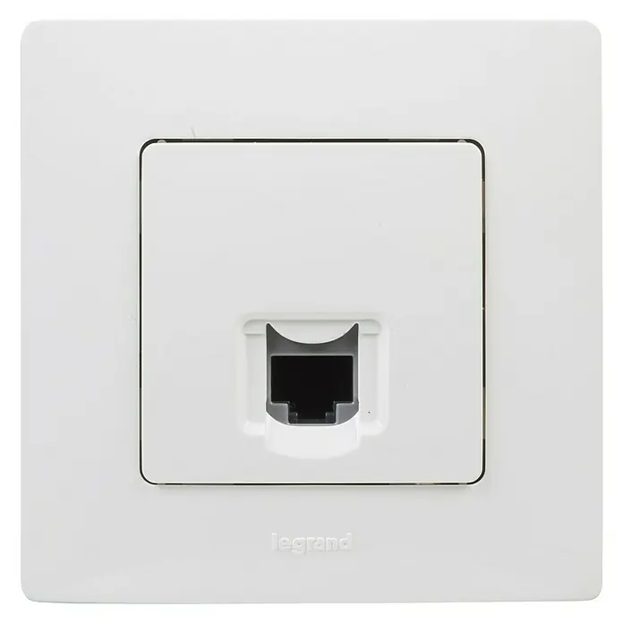Legrand Niloé Monoblock Toma de red RJ45 - x 1, Blanco, Montaje en la pared - Primer plano de una toma de red blanca Legrand, diseñada para la transmisión de datos en hogares y oficinas.