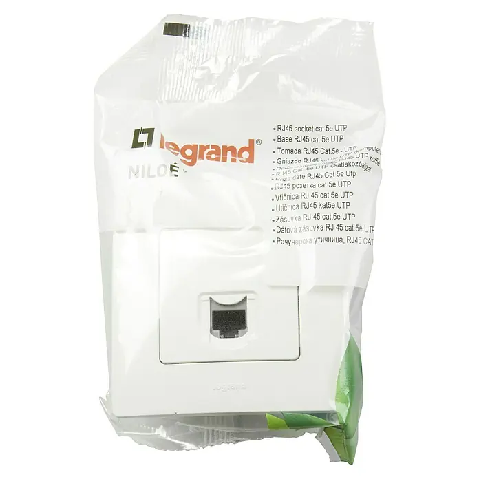 Legrand Niloé Monoblock Toma de red RJ45 - x 1, Blanco, Montaje en la pared - Primer plano de una toma RJ45 Legrand Niloe Cat 5e UTP en su embalaje original.