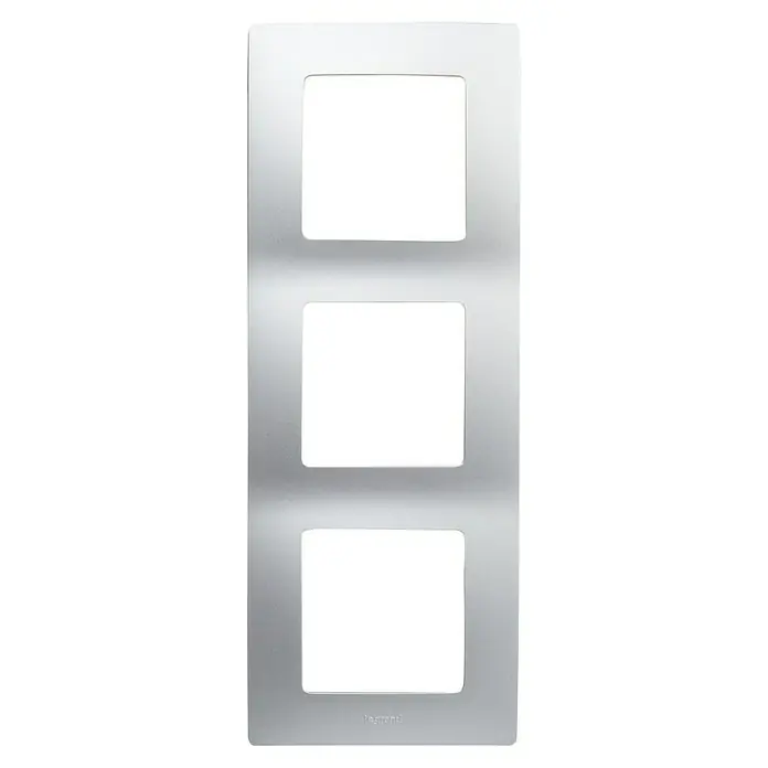 Legrand Niloé Monoblock Marco - Plateado, Modelo de mecanismos: x 3, Plástico, Instalar - Una placa frontal triple de Legrand en cromo brillante, diseñada para integrar con estilo interruptores y enchufes en su interior.