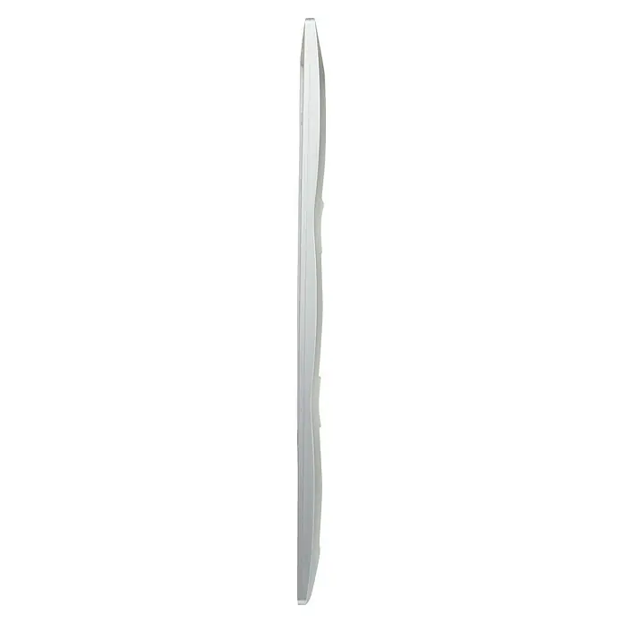 Legrand Niloé Monoblock Marco - Plateado, Modelo de mecanismos: x 3, Plástico, Instalar - Primer plano de una lámpara de pared blanca curva y elegante, que proporciona una solución de iluminación moderna y elegante para cualquier decoración de habitación.