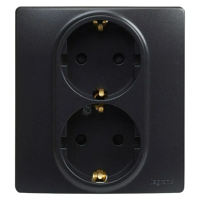 Legrand Niloé Monoblock Enchufe doble - Negro, x 2, Plástico, Montaje en la pared, Instalar - Primer plano de un enchufe doble negro de Legrand, que muestra un diseño elegante y moderno para cualquier interior.