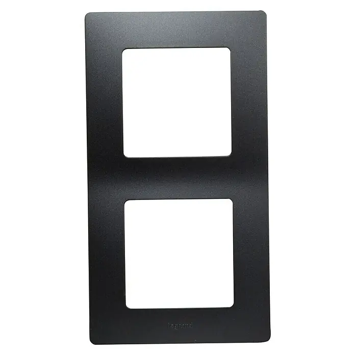 Legrand Niloé Monoblock Marco - Negro, Modelo de mecanismos: x 2, Plástico, Instalar - Detalle de una placa de pared doble de Legrand en negro elegante, ideal para interruptores de luz y enchufes modernos en cualquier habitación.