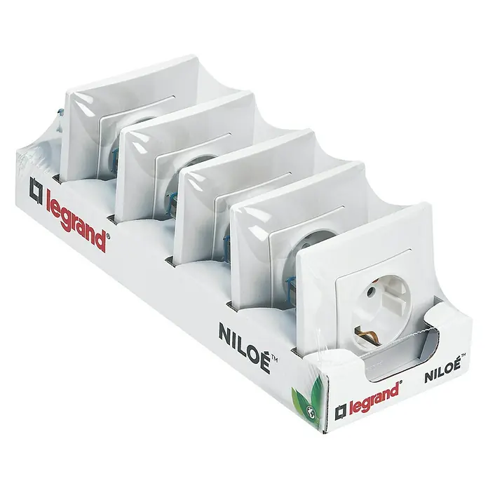 Legrand Niloé Monoblock Enchufe Pack 5 - Blanco, Plástico, Montaje en la pared - Una vista cercana de una caja de exhibición con enchufes eléctricos Legrand Niloe blancos, bien dispuestos para la venta al por menor.