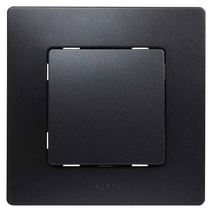 Legrand Niloé Monoblock Cruzamiento - Negro, Instalar, Plástico, 10 A - Primer plano de un interruptor de luz Legrand negro con una placa frontal cuadrada, que ofrece un diseño moderno y minimalista.