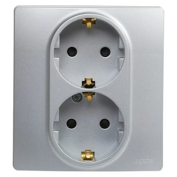 Legrand Niloé Monoblock Enchufe doble - Plateado, x 2, Plástico, Montaje en la pared, Instalar - Primer plano de un enchufe doble Legrand plateado con toma de tierra.
