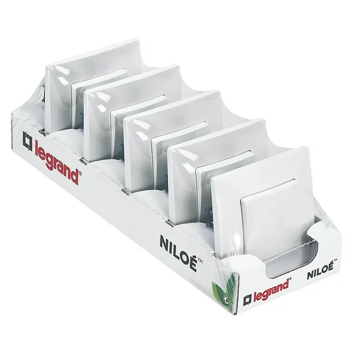 Legrand Niloé Monoblock Conmutador - 5 ud., Blanco, Montaje en la pared, 10 A - Primer plano de un expositor de interruptores Legrand Niloe. Interruptores blancos ordenados en un embalaje de cartón.