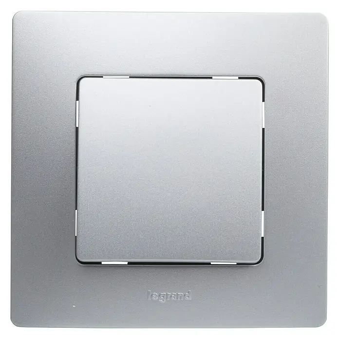 Legrand Niloé Monoblock Conmutador - Plateado, Colocar, IP44 - Primer plano de un interruptor de luz Legrand plateado con diseño cuadrado, perfecto para interiores modernos y control de iluminación.