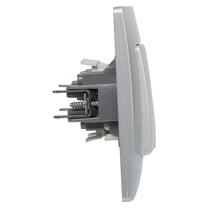 Conmutador doble Niloé Monoblock - Plateado, Montaje en la pared - Primer plano de un moderno interruptor de luz plateado con tornillos y terminales de conexión, destacando la calidad de fabricación.