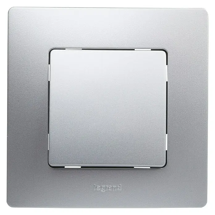 Legrand Niloé Monoblock Pulsador - Plateado, Montaje en la pared, 6 A - Primer plano de un interruptor de luz Legrand plateado, que muestra un diseño moderno y minimalista para interiores domésticos.