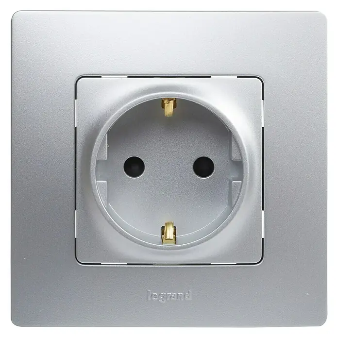 Legrand Niloé Monoblock Enchufe - Plateado, Plástico, Instalar - Primer plano de un enchufe Schuko Legrand plateado, perfecto para el hogar moderno.