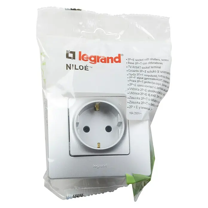 Legrand Niloé Monoblock Enchufe - Plateado, Plástico, Instalar - Imagen de una toma de corriente Legrand Niloe 2P+E con obturadores de seguridad infantil en plata, empaquetada.