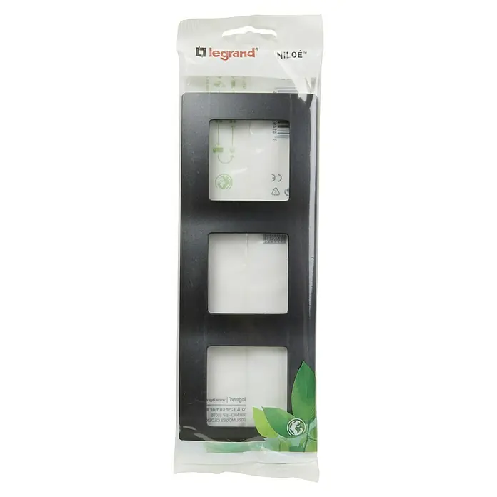 Legrand Niloé Monoblock Marco - Negro, Modelo de mecanismos: x 3, Plástico, Instalar - Primer plano de un marco Legrand Niloe™ de 3 elementos en un paquete sellado, ideal para instalaciones de interruptores elegantes y prácticas.
