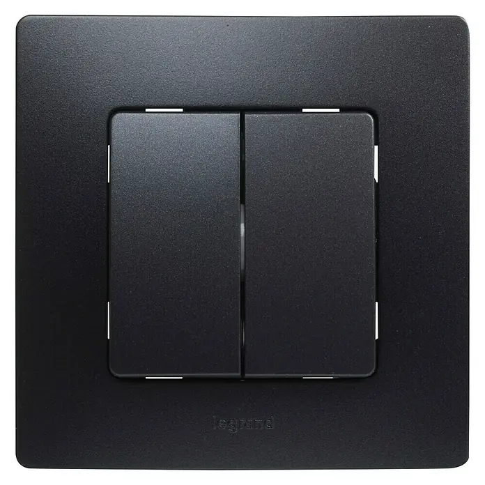Legrand Niloé Monoblock Conmutador doble - Negro, Instalar, Plástico - Interruptor de luz doble negro de Legrand. El producto tiene un diseño moderno y elegante, perfecto para cualquier hogar u oficina.