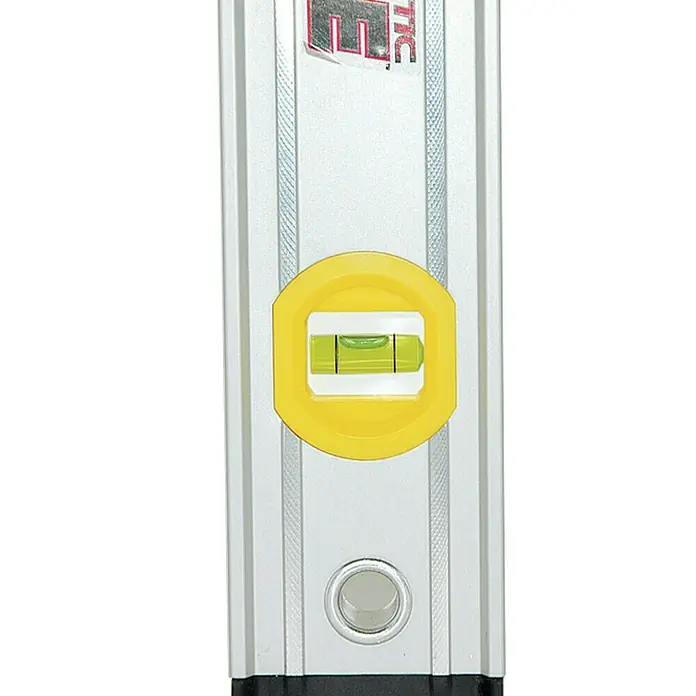 Stanley FatMax Nivel de burbuja Magnético - Aluminio, Gris - Primer plano de un nivel de burbuja, una herramienta de precisión utilizada para determinar si una superficie es horizontal o vertical.