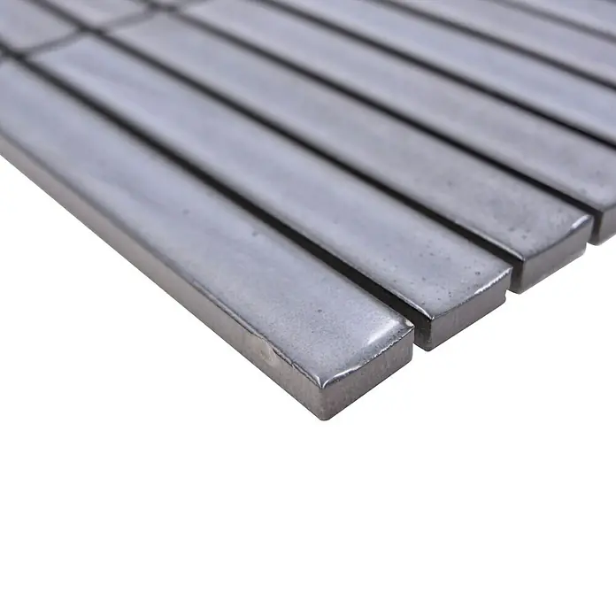 Mosaikfliese Stäbchen CG CS 26 - 29,6 x 29,9 cm, Grau, Glänzend - Detailaufnahme von rechteckigen, grauen Metallfliesen. Ideal für moderne Wand- und Bodengestaltungen mit elegantem Industrie-Look.
