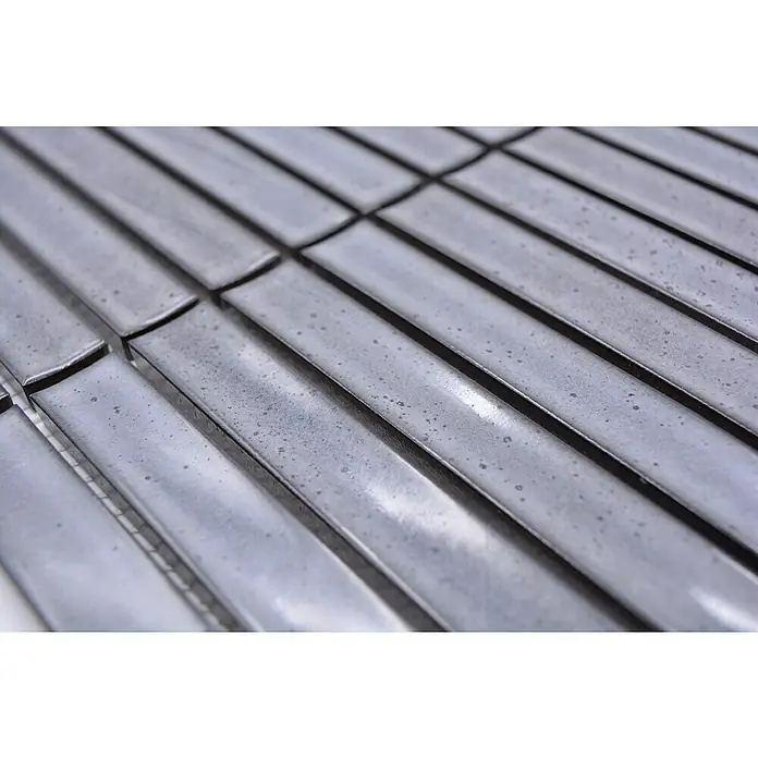 Mosaikfliese Stäbchen CG CS 26 - 29,6 x 29,9 cm, Grau, Glänzend - Nahaufnahme von länglichen, grauen Fliesen, die ein modernes und elegantes Design für Innenräume bieten.