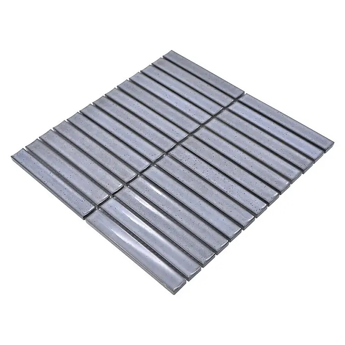 Mosaikfliese Stäbchen CG CS 26 - 29,6 x 29,9 cm, Grau, Glänzend - Detailaufnahme von grauen, länglichen Mosaikfliesen, die ein elegantes und modernes Design für Innenräume bieten.