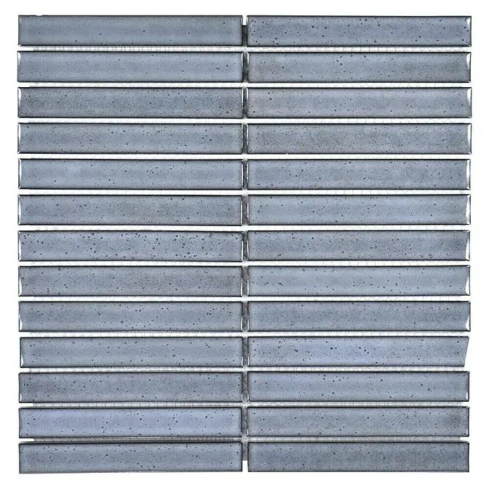 Mosaikfliese Stäbchen CG CS 26 - 29,6 x 29,9 cm, Grau, Glänzend - Nahaufnahme eines grauen, rechteckigen Mosaikfliesenmusters mit hellen Fugen, ideal für moderne Wand- und Bodengestaltungen.