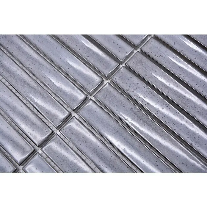 Mosaikfliese Stäbchen CG CS 26 - 29,6 x 29,9 cm, Grau, Glänzend - Detailaufnahme von länglichen, silbergrauen Mosaikfliesen, die ein elegantes und modernes Design für Badezimmer oder Küchenrückwände bieten.