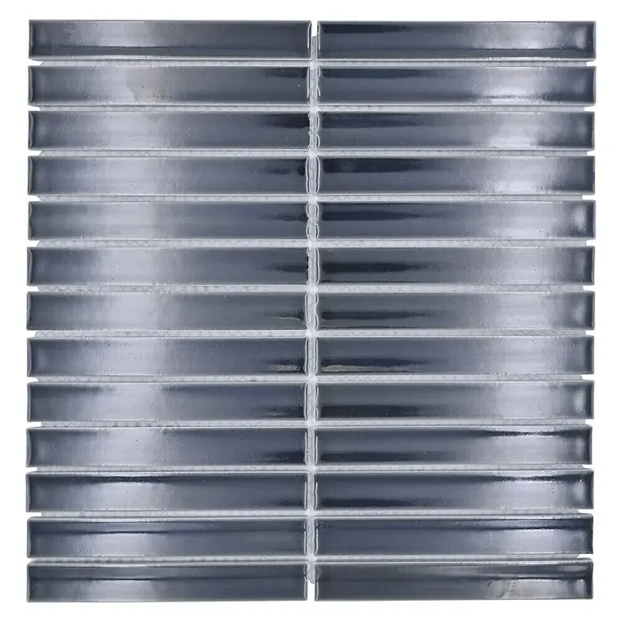 Mosaikfliese Stäbchen CG CS 36 - 29,6 x 29,9 cm, Schwarz, Glänzend - Nahaufnahme eines Mosaiks aus schmalen, rechteckigen, schimmernden, grauen Glasfliesen, die ein modernes und stilvolles Designelement darstellen.