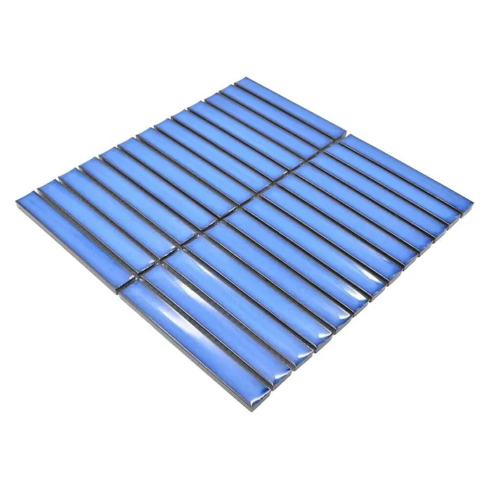 Mosaikfliese Stäbchen CG CS 46 - 29,6 x 29,9 cm, Blau, Glänzend - Nahaufnahme eines Quadrats aus hellblauen, länglichen Mosaikfliesen mit dunklen Fugen auf schwarzem Hintergrund.