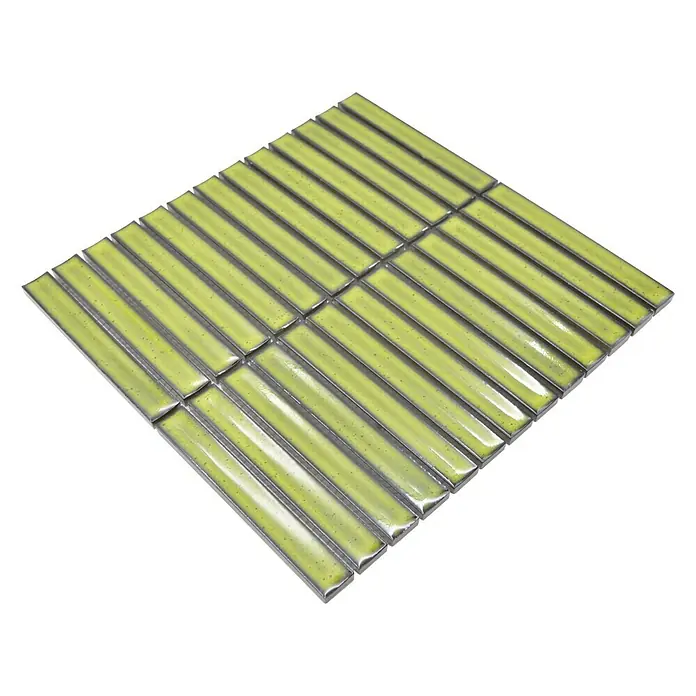 Mosaikfliese Stäbchen CG CS 16 - 29,6 x 29,9 cm, Hellgrün, Glänzend - Detailaufnahme einer quadratischen Matte aus länglichen, gelblich-grünen Mosaikfliesen mit glänzender Oberfläche und dunklen Fugen.