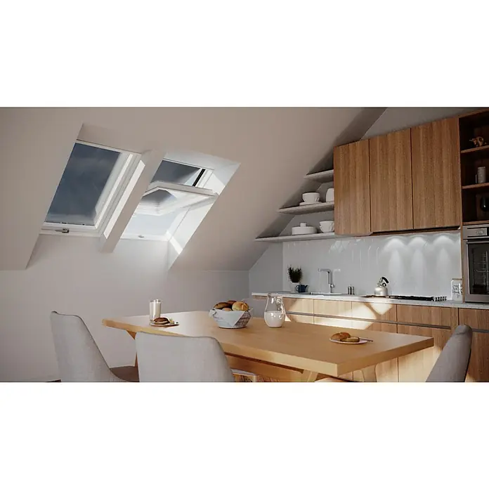 Solid Elements Dachfenster Pro Thermo - 55 x 78 cm - Helle Dachgeschossküche mit Essbereich. Die Dachfenster lassen viel Tageslicht herein und erhellen den Raum mit dem Esstisch.