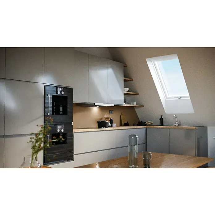 Solid Elements Ventana de techo - 78 x 98 cm - Cocina luminosa con modernos armarios empotrados y electrodomésticos. Una claraboya ilumina la habitación, creando un ambiente agradable.