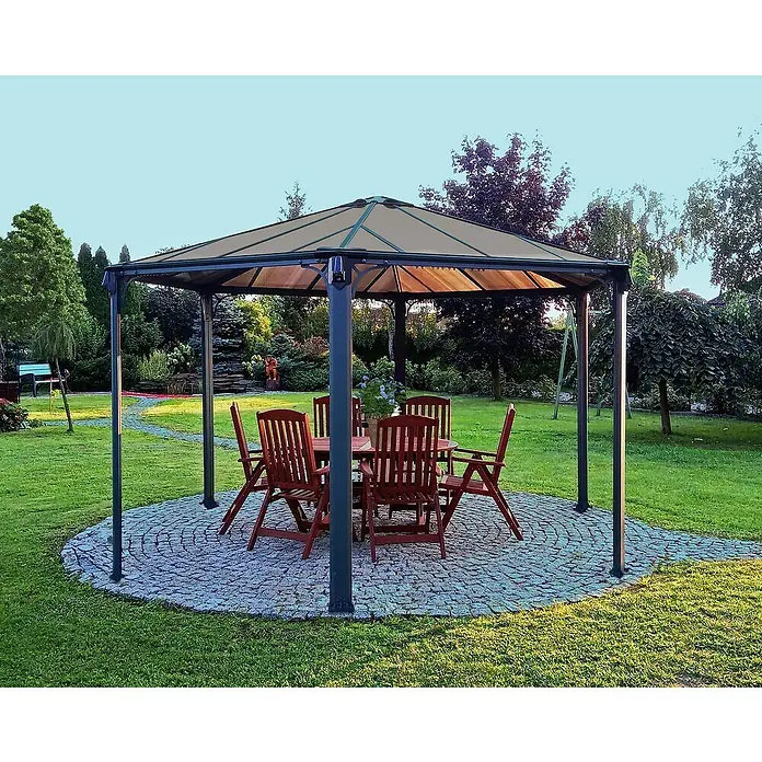 Palram – Canopia Pérgola estándar Mónaco - An x Pr: 390 x 450 cm, Color del armazón: Antracita, Aluminio - La imagen muestra un elegante cenador con mesa y sillas, perfecto para relajarse en el jardín o en el patio.