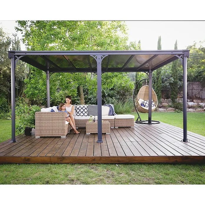 Palram – Canopia Pérgola estándar Milano - An x Pr: 435,9 x 315,5 cm, Color del armazón: Antracita, Aluminio - Elegante cenador con zona de estar y silla colgante en una terraza de madera. Perfecto para relajarse al aire libre.