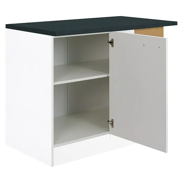 Optifit Salo214 Eck-Unterschrank - 60 x 110 x 84,8 cm, Weiß - Ein weißer Küchenunterschrank mit schwarzer Arbeitsplatte und einer offenen Tür, die Einblick auf zwei Regalböden gewährt.